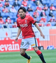 「絶対泣き顔見せたくなかったんだろうな」サッカー日本代表・長友佑都が”インタビューを中断”して涙を拭う…チーム解散日に見せた男泣きに、ファンから「グッとくるものがある」の声の画像