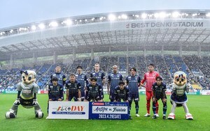 「イケオジすぎるやろ！」J1福岡の指揮官が披露したオフィシャルスーツ姿が反響！「長谷部監督みたいなイケオジになりたかった」の声の画像