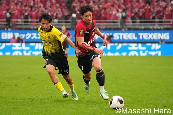 柏が1年前の敗戦を払拭！ 同点弾の遠藤渓太がガッツポーズ＆逆転ゴールの山内日向汰が感情を爆発！ 鈴木優磨が先制点の徳田誉にまさかの手荒い祝福！【鹿島アントラーズvs柏レイソル】激闘PHOTOギャラリーの画像002