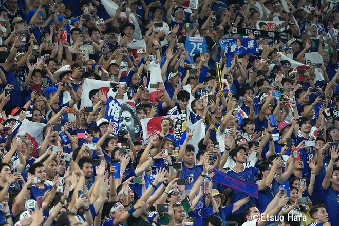 【W杯】｢1つになって闘おう｣竹内涼真、現地スタンドから大声援を送る“共闘ショット”公開！ 打倒ブラジルへ魂のエールに｢熱量が良過ぎる｣｢全力サポート最高｣の画像