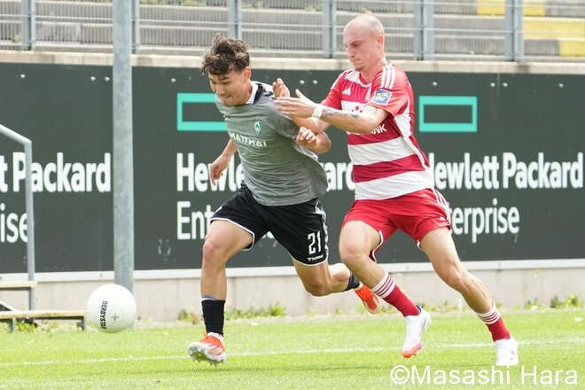 【現地スクープ撮】パリ五輪サッカー日本代表・佐藤恵允｢フランス入り直前｣テストマッチのスーパー進化【デュッセルドルフvsブレーメン】PHOTOギャラリーの画像003