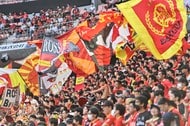 「なんか吹っ切れたような最高の笑顔」日本代表戦からSランスに即合流した赤いウエアの伊東純也のスマイルショットが話題!「めっちゃ笑ってるわ」「嬉しくてこちらも笑顔になる」の声の画像