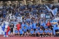 リーグ・アンの王者パリ・サンジェルマンと川崎フロンターレの試合後にアルゼンチン代表FWリオネル・メッシ、ネイマールブラジル代表FWネイマール、フランス代表FWキリアン・ムバッペらスター軍団目掛けて観客が突撃乱入! 「白シャツに日本人の名前」を書いてアピールも、相次ぐ乱入に問われるモラルの画像
