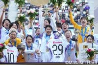 元日国立ピッチで中嶋淑乃と吉田莉胡が華麗に激突！広島レジーナの皇后杯初優勝“歓喜の瞬間”を激写！WEリーグ最高峰の戦いを振り返る【サンフレッチェ広島レジーナvsINAC神戸レオネッサ】激闘PHOTOギャラリー