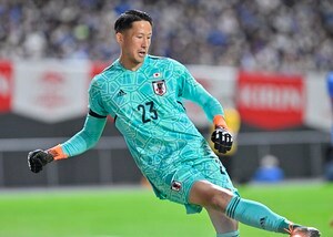 ｢すごい優しいパパですね｣サッカー日本代表GKシュミット・ダニエルがサンタ帽を被ってケーキ作り! 愛娘とのショットに｢エプロン姿の長女ちゃんも可愛いです｣とファンから反響の画像