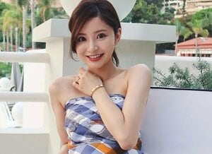 ｢美玖ちゃんコーデ真似します！｣サッカー日本代表・堂安律の美人妻、黒ぶちメガネと｢PRADAのアウター｣、手元にエルメス｢ミニケリー｣の“セレカジ”コーデでオーラ放つの画像