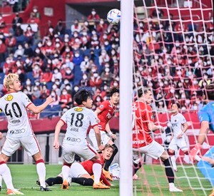 浦和レッズサポーター「スタジアム熱唱」の前後に巨大エンブレムを掲示！ 3万7000人大観衆が作った熱狂空間の画像