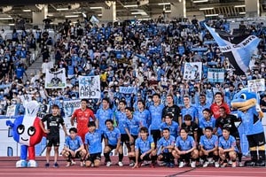 川崎フロンターレFW家長昭博がSNSに「冷静に考えたら、奇跡のポジショニング」と振り返った衝撃写真！ アルゼンチン代表FWリオネル・メッシとフランス代表FWキリアン・エムバペのリーグ・アン王者パリ・サンジェルマンのコンビとジャパンツアーの試合後に肩を組んで「奇跡の笑顔」見せた！の画像