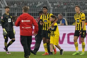 ｢素敵すぎる｣!! ドルトムントMFが試合乱入の少年に取った行動に｢称賛の嵐｣!! ｢6000超いいね｣がついたサッカーイングランド代表MFの｢最高の行動｣【動画】の画像