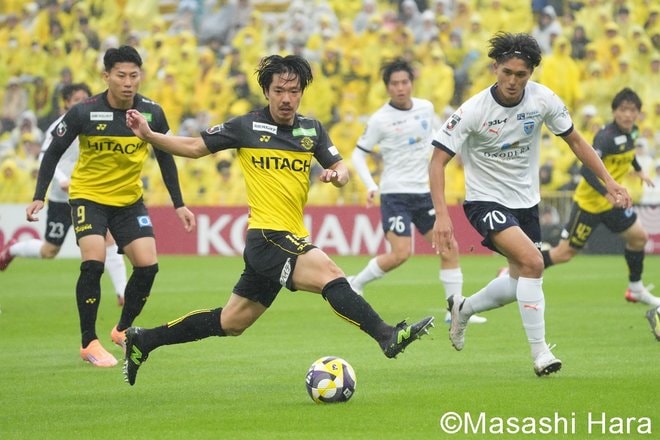 雨の日立台で“太陽王”が勝ち名乗り！ 山田雄士がミドル弾＆仲間隼斗が2点目！ 柏が首位に勝点差1肉薄の勝利にリカ将も興奮！ 横浜FCは失意の敗戦…【柏レイソルvs横浜FC】激闘PHOTOギャラリーの画像003