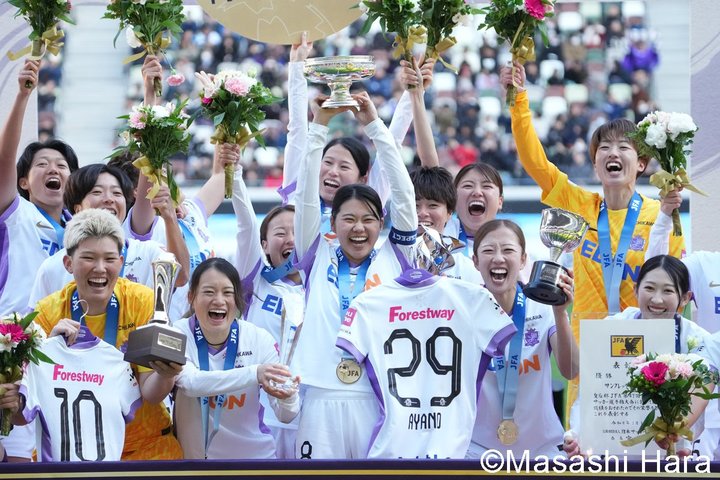 ｢凄い！｣広島レジーナ史上初&WEリーグ最多1.7万人が熱狂した“白×紫｢R｣コレオ”が美しい！｢マジで先駆者｣｢綺麗にできてよかった！｣