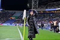 ｢なんだこの最強コンビ｣国立J開幕“神試合”を生観戦した仲良しサッカー美女コンビの現地ショットが話題！｢メッシとクリロナレベルです｣｢めちゃくちゃ可愛い｣