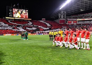 「鳥肌とまりません!」浦和が新・埼玉スタジアム入りする選手の映像を公開も、サポーターの視線は「ピッチへの入り方」に集中！「流石すぎる」の声出たワンアクションの画像