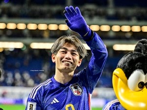 「夫婦揃って…」「モデルさんみたい！」上田綺世とモデル妻との「パリ旅行での花束ショット」が大反響！「待って可愛過ぎますお洋服の合わせ方素敵です」と妻へも視線集中の画像