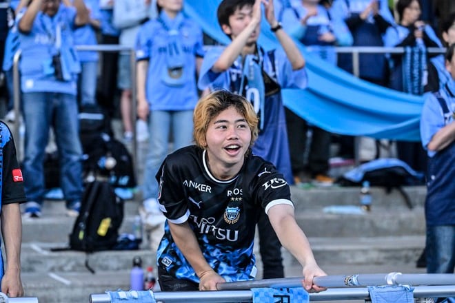 【サポーターアルバム】平日ナイターの試合前から駆け付けた川崎フロンターレのサポーター写真84枚！ 夕日に照らされながらの等々力ショット「川崎フロンターレー横浜FC」の画像043