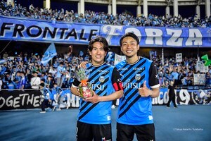 川崎サポーターが柏戦でスポンサーに向けた「38文字の愛の横断幕」を掲示！ 川崎信用金庫などに続き、今回は「ウエインズトヨタ神奈川」が“標的”に……プロクラブの理想形の画像