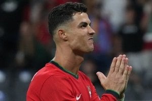 ｢地球上で最も幸運な女性｣ポルトガル代表クリスティアーノ・ロナウドの美人パートナー、巨大ダイヤきらり！婚約発表後の初2ショットの画像