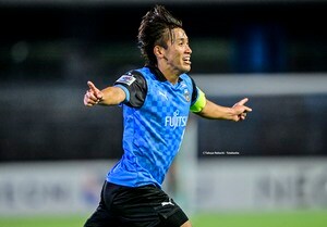 「最高の写真過ぎる」川崎・橘田がゴール後に見せたピッチ上の“相方とのハグショット”が「尊い」「可愛すぎて...」と大反響！ あえて個別でハグし合った歓喜の瞬間の画像