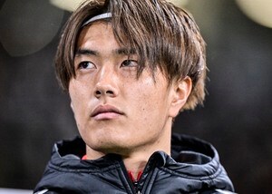 【ミャンマー戦で見えた1トップ・小川航基の可能性(1)】代表3戦5発というハイペース。遅れてきた大型FW小川航基は日本に何をもたらすのか……5発中3発に絡む能力の画像