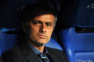 名将モウリーニョと高校野球・沖縄尚学監督の“激似っぷり”がイタリアで話題！ローマメディアの｢驚くべき類似性！｣写真報道に｢ついに海超えてて草｣の画像