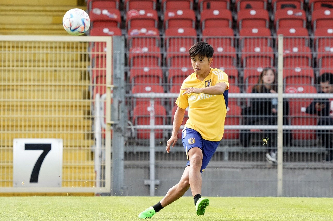 漫画版タケ 完全に本人 と話題のサッカー日本代表 久保建英の 背番号11の 新ユニ イラスト Giant Killing 作者ツジトモ氏が描き下ろし 概要 注目選手 ニュース サッカー批評web