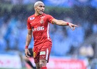 「こんなんやられたら惚れる」J1名古屋グランパスFWキャスパー・ユンカーのインタビュー中「お手振り」にファン悶絶!「中継のカメラマンさんが振り返って見ているのも面白い」などの声の画像