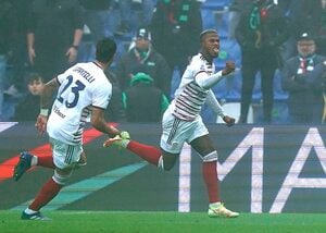 ｢とんでもないスーパーゴール｣!セリエA月間ベストゴールが半端ない!!セネガル代表FWが4人に囲まれながら決めた｢バイシクルシュート｣とは?【動画】の画像