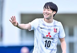 「狙ってんじゃん！」「マジシャン」浦和MF中島翔哉が披露した“歩行者をこっそり股抜き”が理解不能！「足元に神が宿ってる」「こんな自然に股抜きできるんだ…」と混乱続々の画像