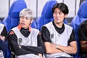 「ひぇ〜！めっちゃ可愛い」伊東純也＆中村敬斗の「2人並んでのドラえもん姿」が「可愛すぎるでしょ！」と絶賛！「めっちゃ目まんまるで可愛い!!」と伊東の表情にも注目集まるの画像