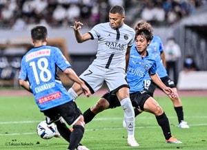 リーグ・アンの王者パリ・サンジェルマンと川崎フロンターレの試合後にアルゼンチン代表FWリオネル・メッシ、ネイマールブラジル代表FWネイマール、フランス代表FWキリアン・ムバッペらスター軍団目掛けて観客が突撃乱入！ 「白シャツに日本人の名前」を書いてアピールも、相次ぐ乱入に問われるモラルの画像