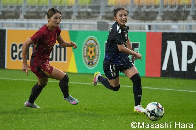 ドリブルで前を目指した｢ベレーザ19歳｣、ゴールを死守した｢秋田美人DF｣、檄を飛ばした｢美しすぎる10番｣、雨天の激闘後…キャプテンは天を仰いだ【日本代表vs中国代表】PHOTOギャラリーの画像005