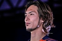 ｢かっけぇ…｣｢社長？｣RB大宮・杉本健勇の“渋すぎ”スーツ姿にファン熱狂。「百年抗争始まるんか(笑)」まるで映画のワンシーンと話題