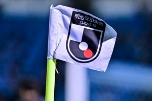 「奥さん美人……！」「パパそっくりのいい笑顔」家長昭博、武藤嘉紀らJリーガーの「妻・子ども」との記念ショットに再脚光！ セレモニーで撮った写真にファン注目の画像