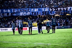 J1川崎を応援すべく、人口492人の村の小中学生の6割を乗せたバスツアーが組まれた“異例のわけ”。スポンサーの愛が福島県檜枝岐村を動かした【川崎が示したJリーグファン拡大の可能性 (1)】の画像