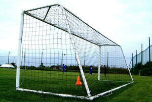 大住良之の｢この世界のコーナーエリアから｣第169回｢人生いろいろ、ゴールもいろいろ｣(1)クラブW杯の途中で消えた｢ゴール支柱｣、久保建英の活躍で解任された｢代表監督｣、1人で運べる｢100キロ｣ゴールの画像