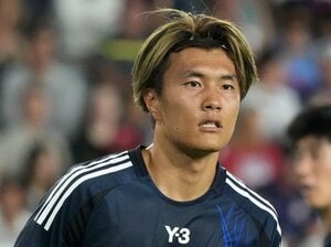 “釜本超え”の無回転ミドル弾！ 日本代表FW小川航基が｢エグい｣｢まさに弾丸｣の強烈ブレ球シュートで通算10ゴール目！ 相手GKが弾き切れず｢あんなボール蹴れるんだ｣の画像