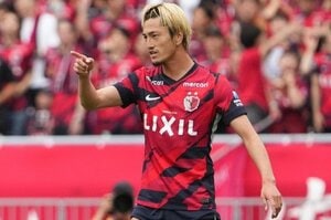 ｢ヴィトン似合ってる｣｢カッコ良すぎ｣J1鹿島FW鈴木優磨の敗戦後“清流リフレッシュ”オフショットに反響！｢素敵なお店ですね｣｢ほんとにおしゃれ｣などの声の画像