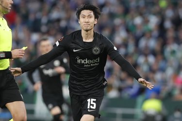 フランクフルト 鎌田大地が 超反応で決勝ゴール 全2得点に絡む活躍で サッカー日本代表復帰 へ猛アピール ボーフム浅野拓磨との日本人対決を制した逆転弾とは 動画 サッカー批評web