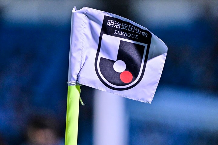 ｢3着買うかも｣世界的デザイナーが手掛けたJクラブ新ユニに反響｢これまでで1番好き｣｢セカンドユニが白じゃないのも新鮮｣初の黒×ピンクも大絶賛