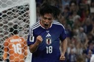 ｢なんちゅう弾道…｣プレミアデビューの鈴木彩艶、超高精度ロングフィードに現地サポ熱狂！王者に惜敗も｢本当に異次元｣｢マジでエグい｣次戦、日本代表対決への画像