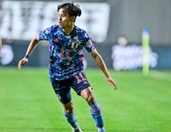 ラ・リーガのレアル・ソシエダが公開したサッカー日本代表・久保建英の写真に「どういうシーンなのかw」と怪訝の声! いいねの数も“およそ半分”の「久保のしかめ面」の画像