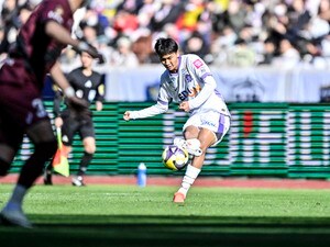 「現代版小野伸二や」「華麗なボールタッチ！」昨季J王者・神戸相手にJ1広島の18歳新星MFが衝撃のプレーをフル出場で見せて勝利導く！「すでにJリーグで1番上手い気がする」の声の画像