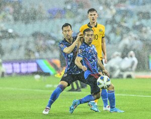 サッカー日本代表「批判を受け止め続けた」吉田麻也と長友佑都の貢献度!!オーストラリア代表戦｢W杯出場｣を掴んだ｢大雨｣を貫く｢ベテラン鬼神｣2人の｢気迫と声と涙｣の画像