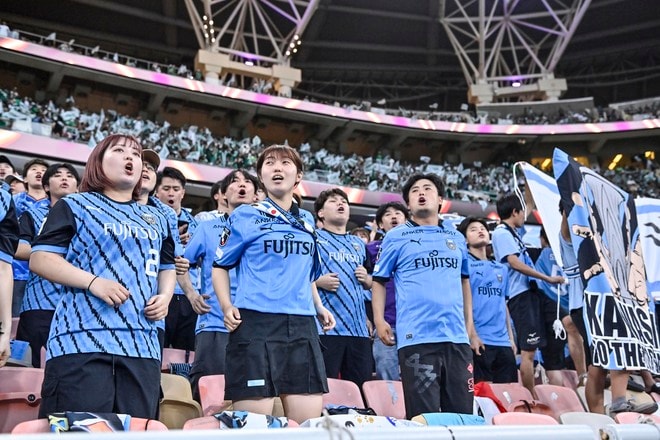 【サポーターアルバム】サウジアラビア・ジェッダ開催のACLE決勝に川崎サポーター700人が集結！ 現地で声援を送ったサポーター写真78枚「アル・アハリー川崎フロンターレ(1)」の画像051