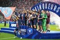 運命の大一番！サッカー日本代表・伊東純也、中村敬斗、関根大輝が語った｢世界一のクラブ｣と｢降格プレーオフ｣(2)敬斗＆純也メダル記念ショットと先制点｢カードをもらってもいい｣プレー【激闘後21連写】の画像010