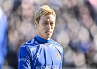 ｢ガチのリベリ？｣往年のスターが揃ったワールドレジェンドで背番号｢4｣を背負った本田圭佑！プレー映像にファン興奮！先制したのはバルセロナレジェンドのリバウド！