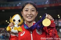 なでしこジャパン塩越柚歩、アジア大会3連覇へと導く劇的PK！ 圧死寸前(?)の歓喜の輪、内田篤人コーチとの熱烈ハグ、そして輝く金メダル笑顔