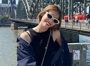 ｢ロシアWCメンバーForever｣元サッカー日本代表・大迫勇也の美人モデル妻、バラの花束を手に笑顔｢誕生日ディズニー満喫｣家族手つなぎショットに吉田麻也も反応の画像