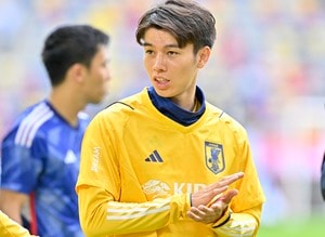 「可愛いの極み」サッカー日本代表・田中碧がフォルトゥナ・デュッセルドルフ監督にまさかの「ファイティングポーズ」！ 久々の再会で腕を強めに叩かれ、思わず腕を構える仕草を見せるの画像