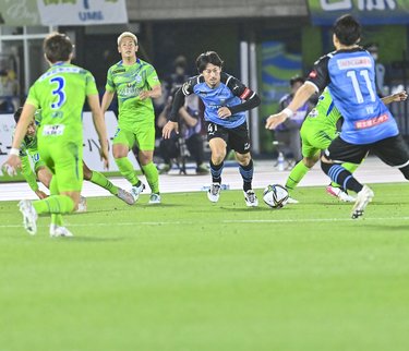 川崎を 本気にさせたプレー 家長昭博 2 低い位置からの全力ドリブル の意味 サッカー批評web